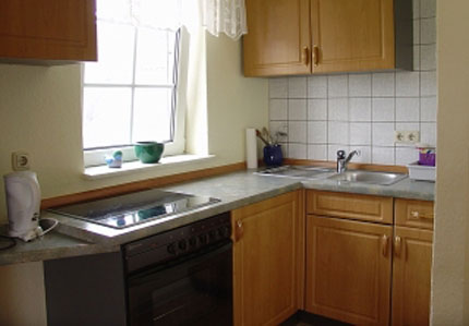 K&uuml;chenecke mit Backofen, K&uuml;hlschrank, Kaffeemaschine, Toaster, Wasserkocher