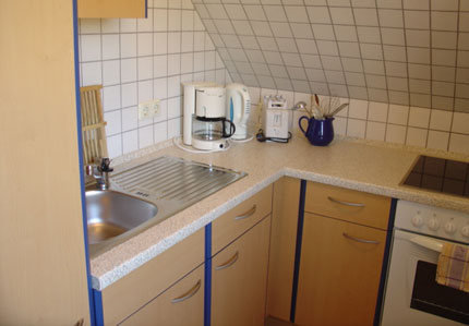 K&uuml;chenecke mit Backofen, gro&szlig;en K&uuml;hlschrank mit Gefrierfach, Kaffeemaschine, Toaster, Wasserkocher