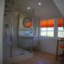 Badezimmer mit Dusche und WC