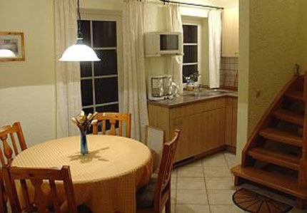 Ess- und K&uuml;chenecke mit Mikrowelle, Cerankochfeld, K&uuml;hlschrank (kl. Gefrierfach), Kaffeemaschine, Toaster, Wasserkocher