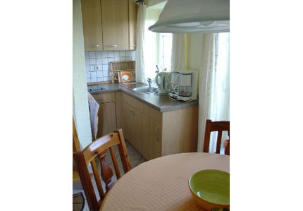 Ess- und K&uuml;chenecke mit K&uuml;hlschrank (kl. Gefrierfach), Cerankochfeld, Kaffeemaschine, Toaster, Wasserkocher 